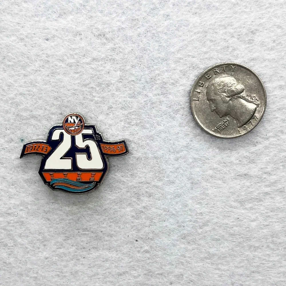 🔮 5/$25 Vintage NHL New York Islanders‎ 25th Anniversary Hockey Pin